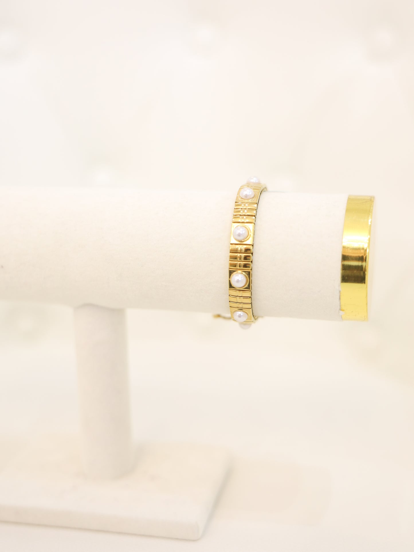 Pearl & Gold Stretch Bracelet