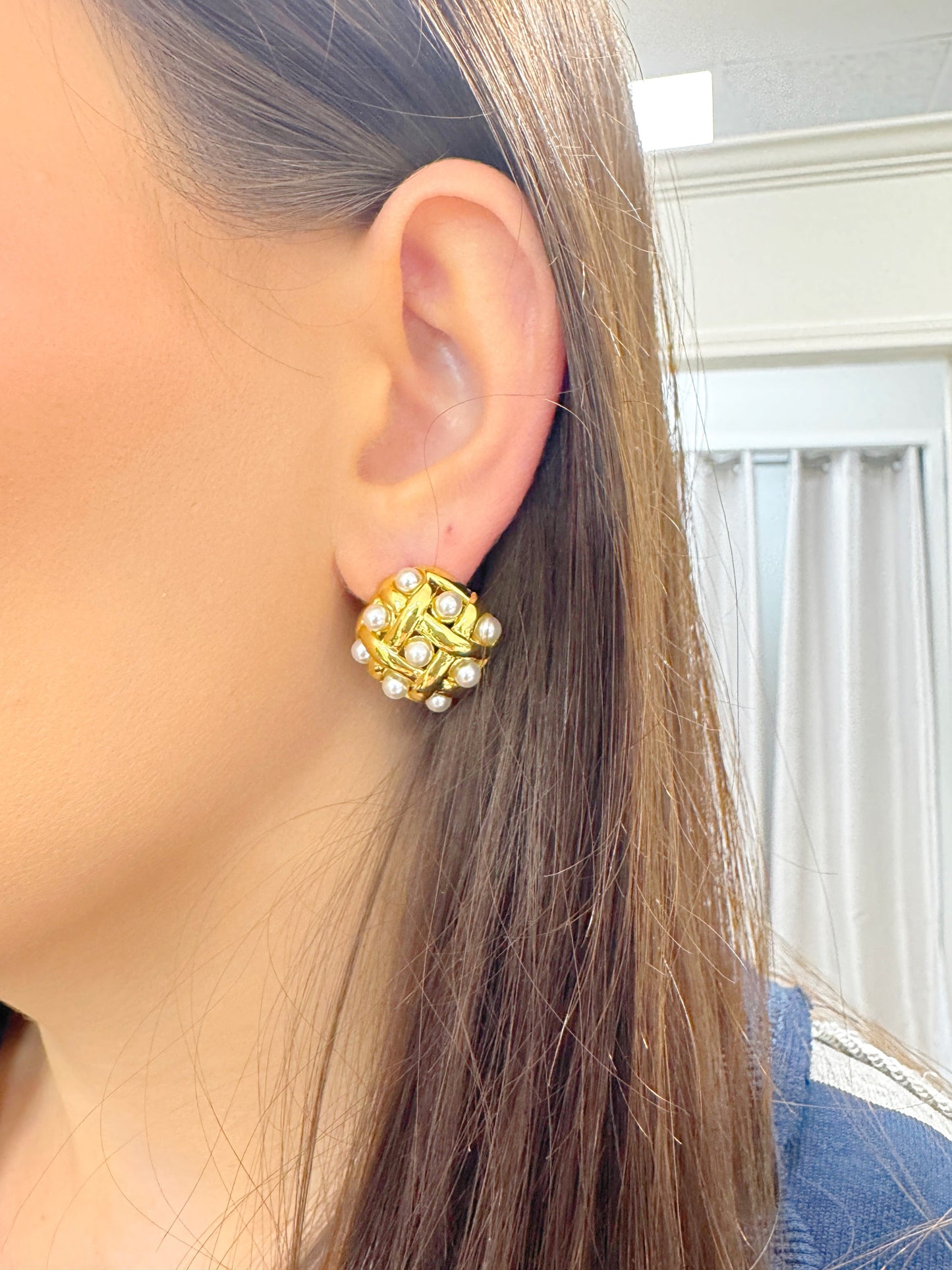 Gold Earring
Pearl Earring
Studs