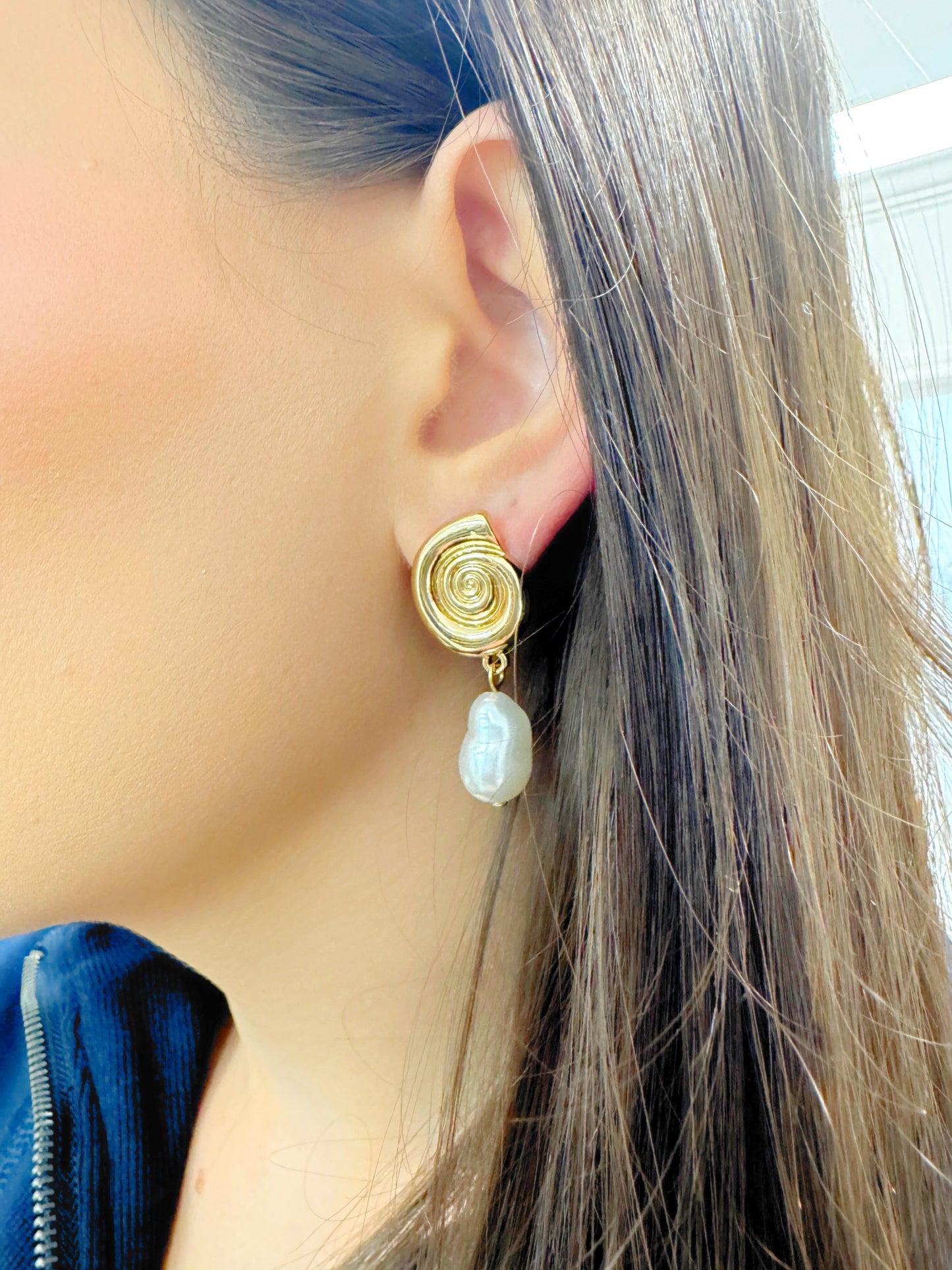 Seashell Earring
Pearl Earring
Drop Earring