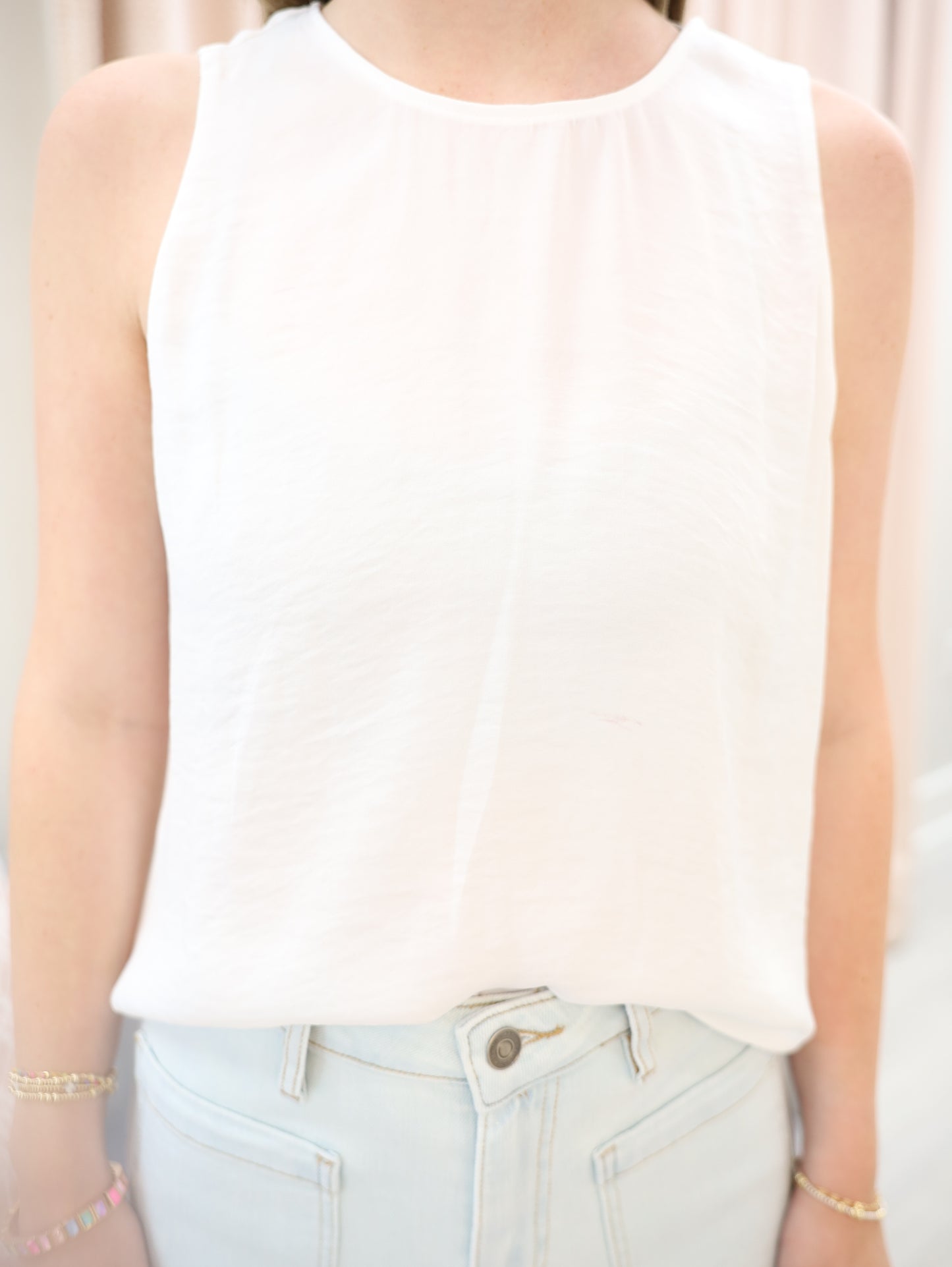 Sleeveless Keyhole Back Top