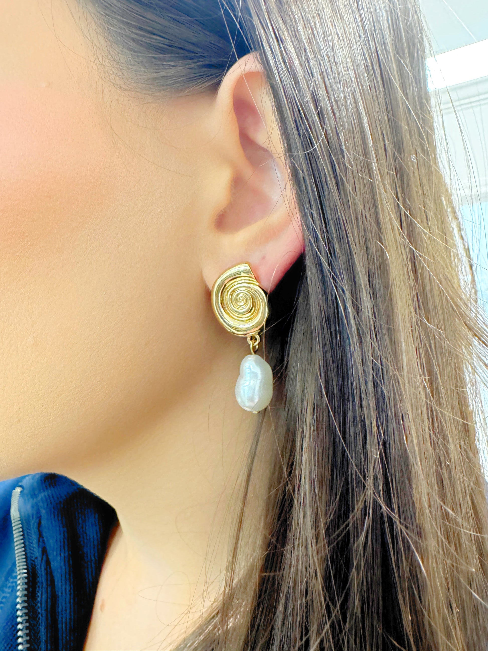 Seashell Earring
Pearl Earring
Drop Earring
